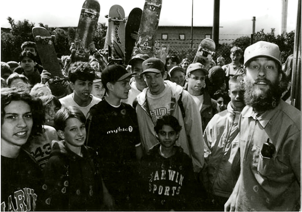 Smyginvigning 1998. Den 21:e maj blev trycket för stort och Malmös skateboadåkare välkomnades in till ett halvfärdigt Bryggeriet. Längst fram i ledet ser vi Nicola Grubar, Alex Somogyvari, Danijel Stankovic samt skate-oden, Björn Olofsson - en av Bryggeriets grundare